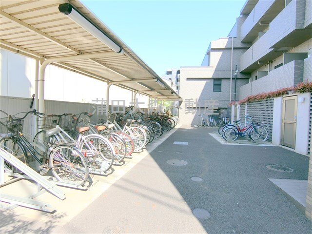 拡大写真:ルーブル東蒲田七番館 3階314の屋根付きラック式無料駐輪場!