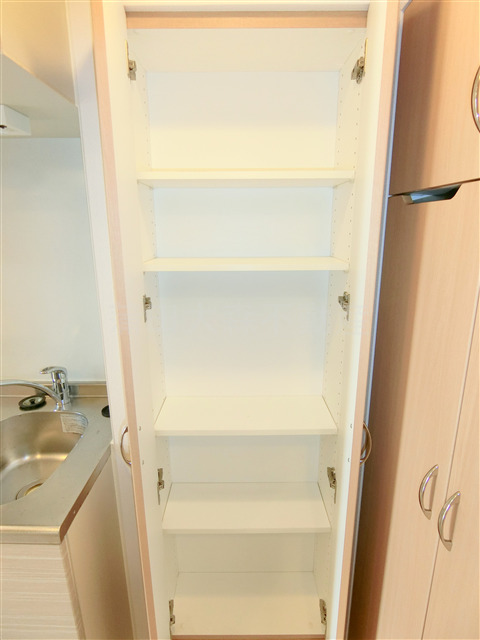拡大写真:ルーブル東蒲田七番館 3階314のキッチン横棚収納