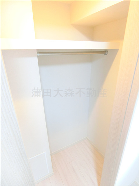 拡大写真:ドゥーエ西馬込 4階404の玄関側洋室6帖 収納 ウォークインクローゼット