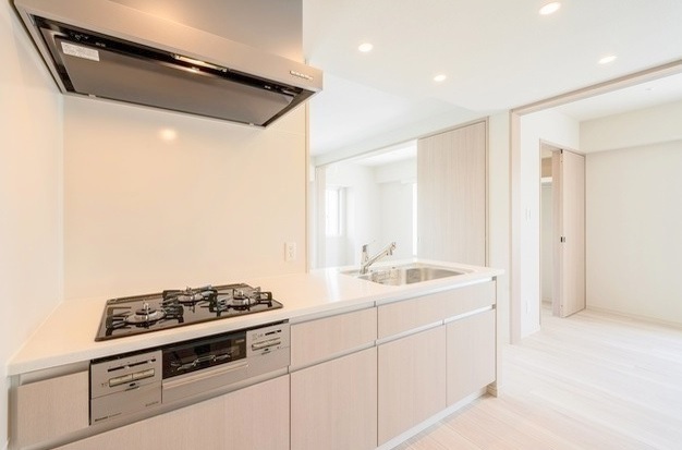 拡大写真:ドゥーエ西馬込 4階404の3口ガスグリル付キッチン 余裕ある大きさのシステムキッチン