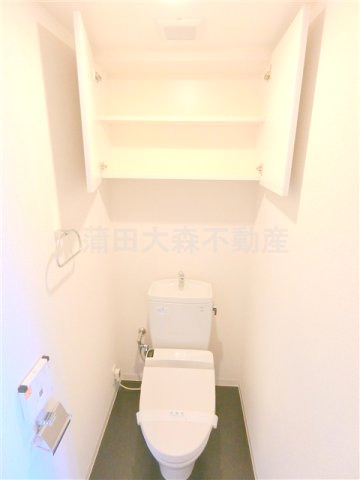 拡大写真:柳原池上マンション 4階402の棚収納と温水暖房便座付きトイレ