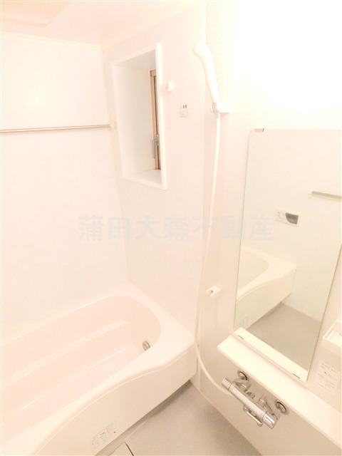 拡大写真:柳原池上マンション 4階402の窓と浴室乾燥機、追焚付きのお風呂 バスルーム