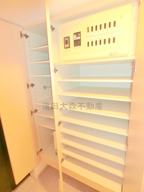 拡大写真:プリムローズ蒲田センタープレイス 5階502の玄関収納① シューズBOX
