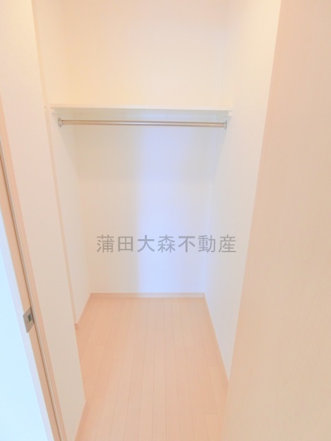 拡大写真:プリムローズ蒲田センタープレイス 5階502のリビング横洋室6.2帖の大型収納 ウォークインクローゼット!