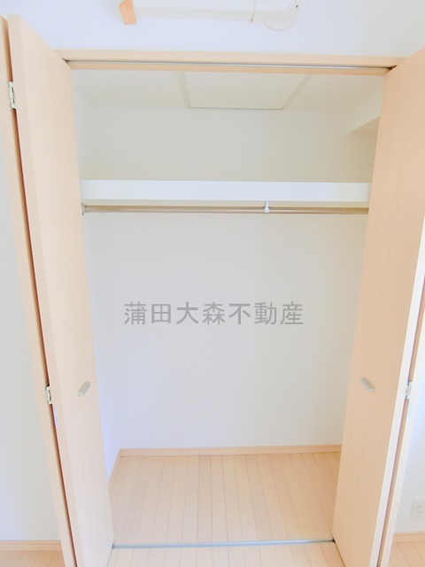 拡大写真:プリムローズ蒲田センタープレイス 5階502の玄関正面の洋室5.7帖の収納 クローゼット