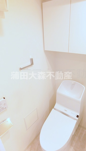 拡大写真:SYFORME SHIMOMARUKOⅡ 2階201の棚収納と温水洗浄便座付きのトイレ