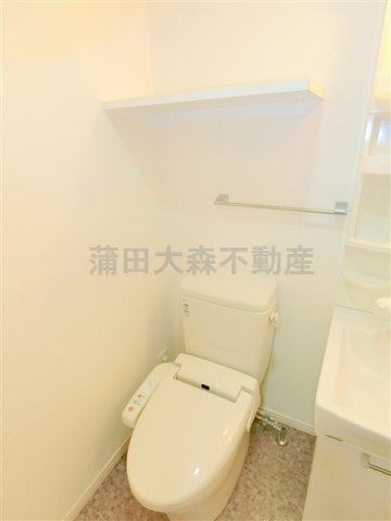 拡大写真:XEBEC西蒲田 6階604の棚と温水暖房便座付きのトイレ