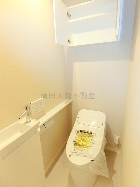 拡大写真:アストラルH・T・K 6階603の棚と温水洗浄便座付きのトイレ