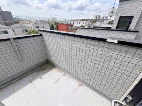 拡大写真:大田区下丸子戸建て 1階1のルーフバルコニー