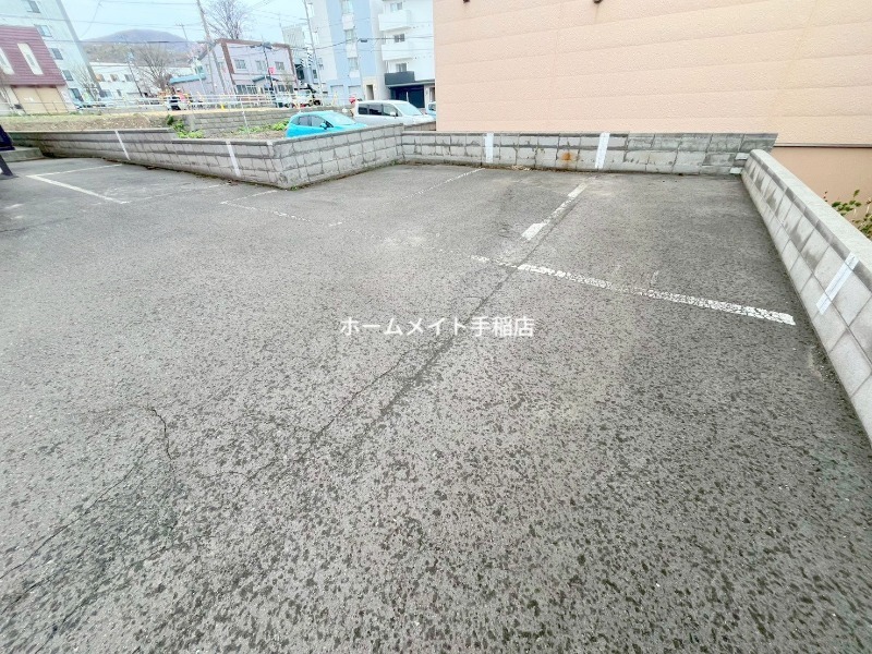 拡大写真:ティアラ手稲本町 1階103の駐車スペースでございます!