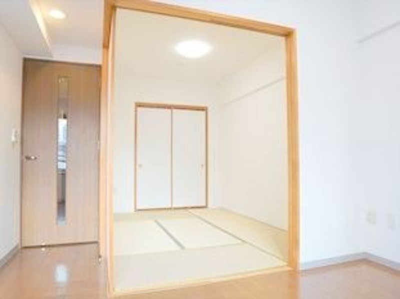 拡大写真：札幌市西区発寒十条１１丁目 1階101の明るい和室になります！