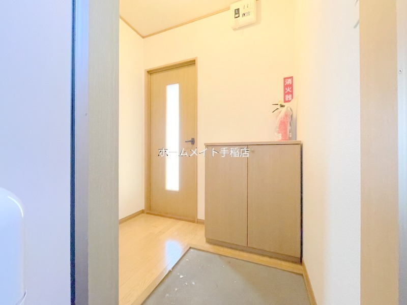 拡大写真:札幌市手稲区前田三条8丁目 1階102の玄関スペース、シューズボックス付きです♪