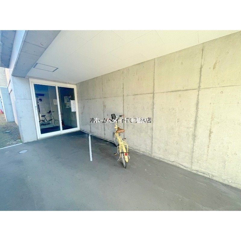 拡大写真:宏拓桜井通 2階103のエントランス前は駐輪場となります!