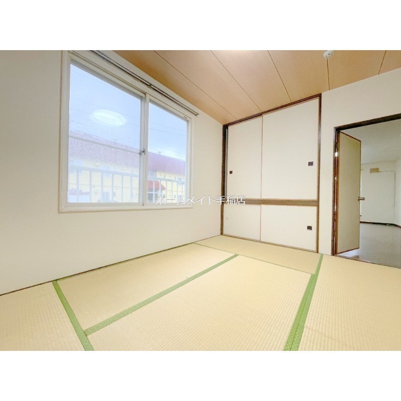 拡大写真:札幌市手稲区手稲本町五条4丁目 1階102の明るい和室、寝室にどうぞ♪