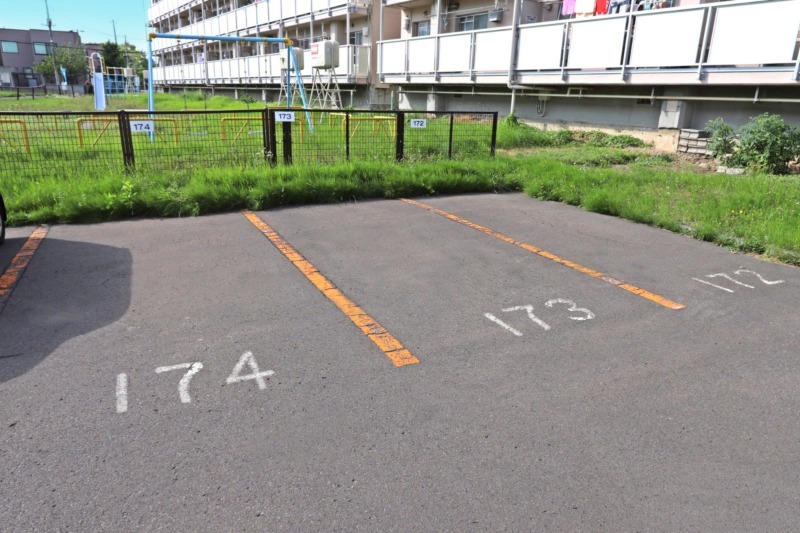 拡大写真:札幌市手稲区富丘一条4丁目 5階503のゆったり駐車場スペースです!