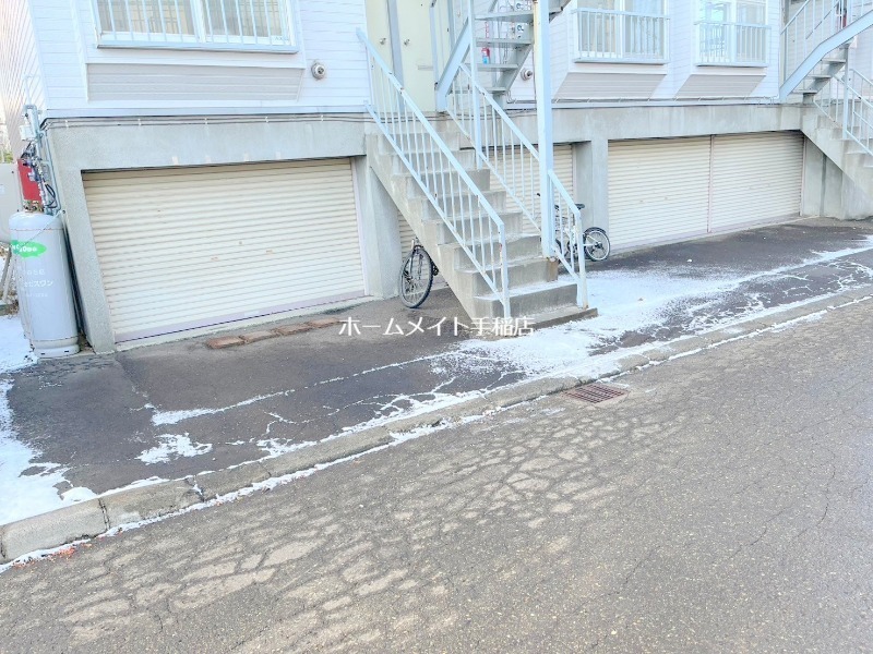 拡大写真:札幌市手稲区富丘一条6丁目 2階201の駐車スペースです!