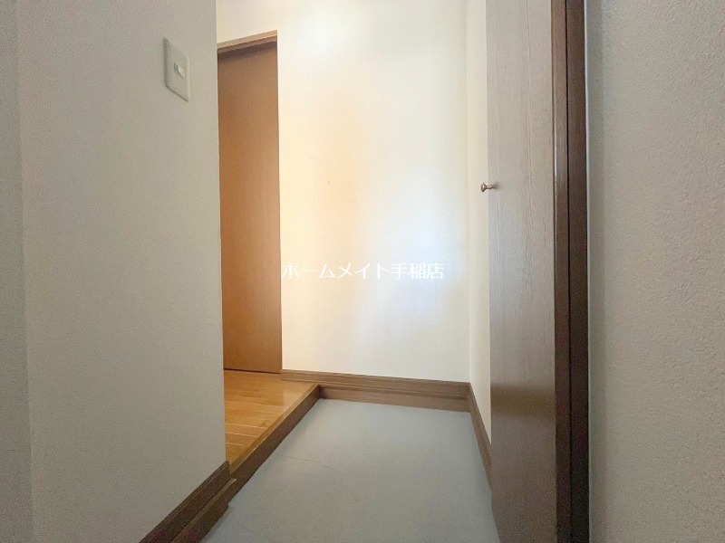 拡大写真:札幌市手稲区稲穂一条1丁目 2階201の玄関スペース、シューズボックス付きです♪