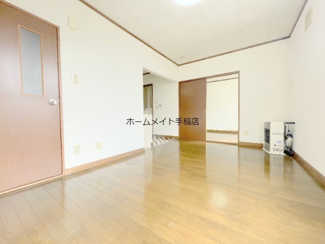拡大写真:プラタナス曙B棟 3階206の明るく広々リビングスペース♪