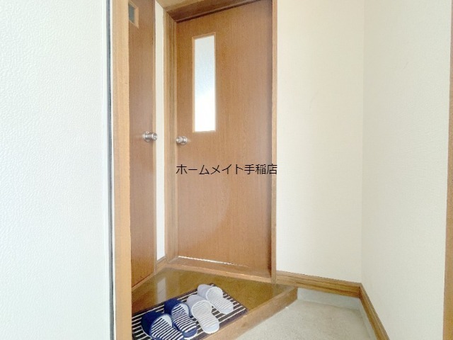 拡大写真:プラタナス曙B棟 3階206の玄関スペース、シューズボックス付きです♪