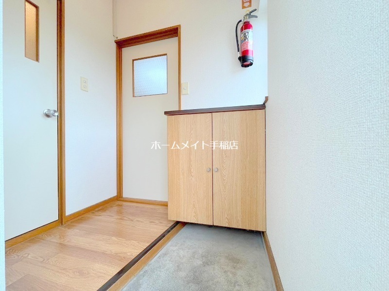 拡大写真:札幌市手稲区曙一条1丁目 2階205の玄関スペース、シューズボックス付きです♪