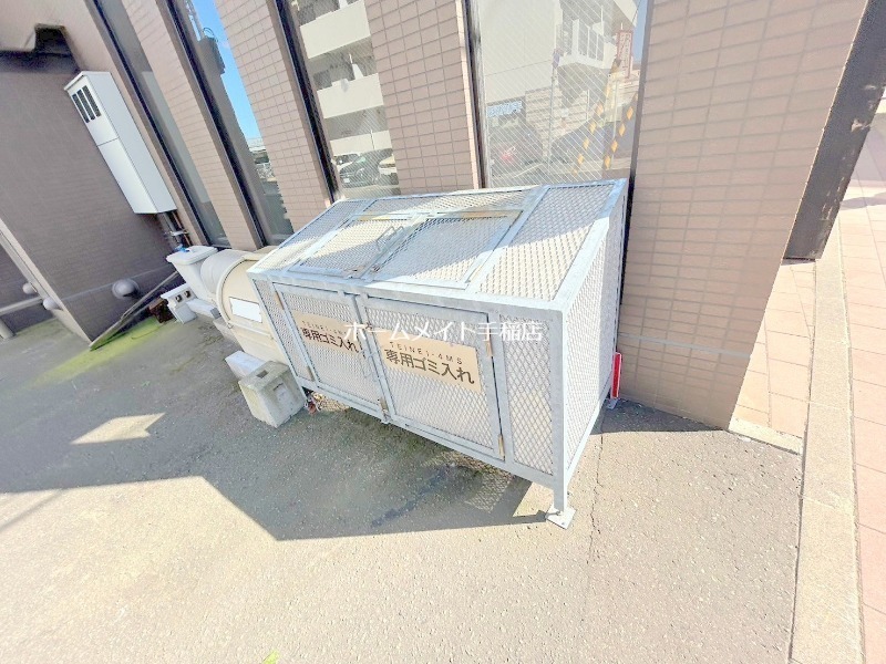 拡大写真:札幌市手稲区手稲本町一条4丁目 5階501の敷地内ダストボックスです!