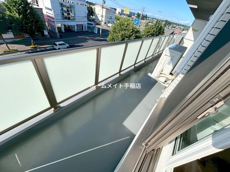 拡大写真:札幌市手稲区前田十条10丁目 4階405の広々バルコニーです♪