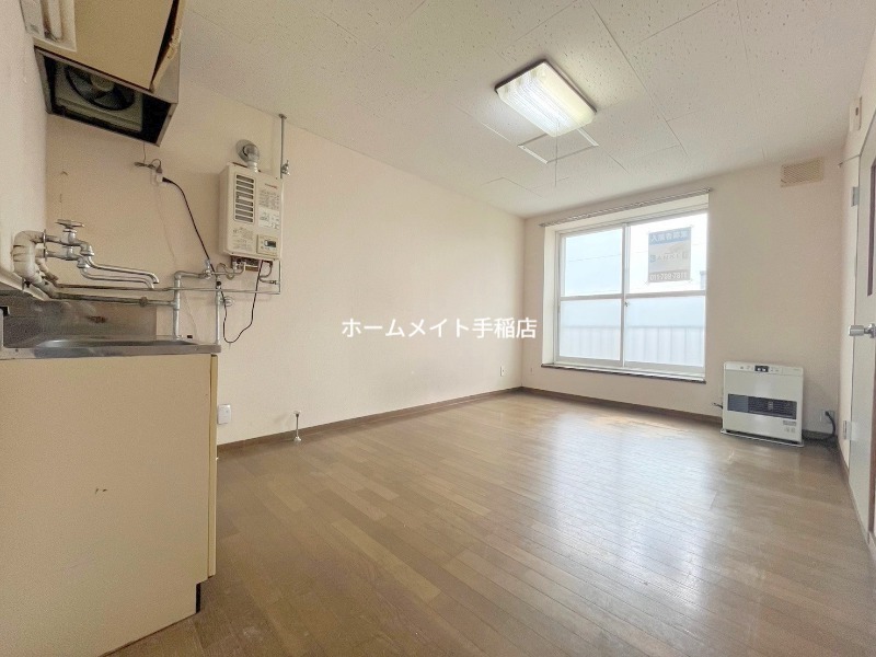 拡大写真:札幌市手稲区富丘一条6丁目 2階202の明るく広々リビングスペース♪
