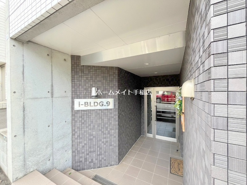 拡大写真:アイビル9 3階302のエントランスです♪