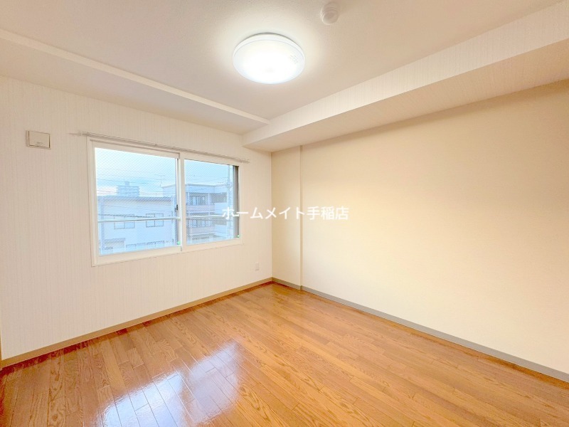 拡大写真:EXCELLENT HOUSE宮の沢 2階205の明るい洋室、寝室にどうぞ♪
