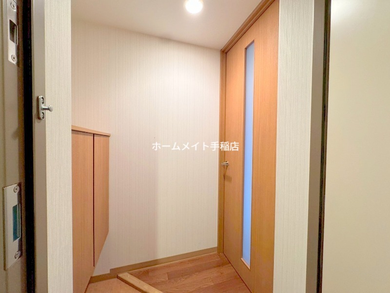 拡大写真:EXCELLENT HOUSE宮の沢 2階205の玄関スペース、シューズボックス付きです♪