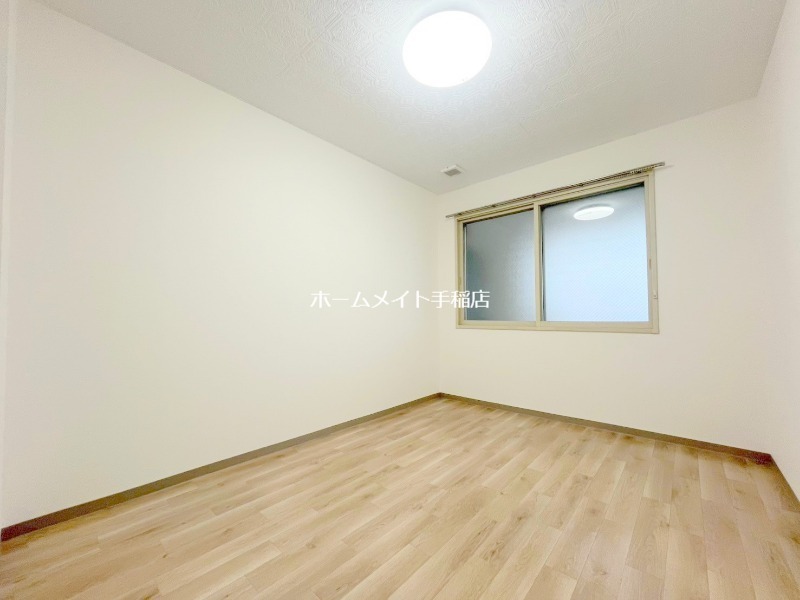 拡大写真:MMハイツ西野 2階202の明るい洋室、寝室にどうぞ♪