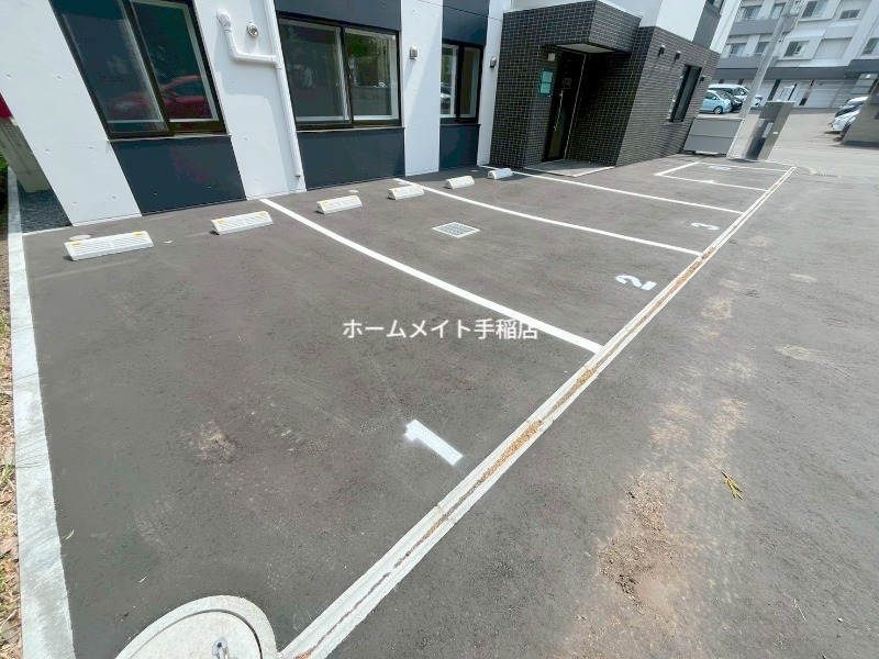 拡大写真:Applause Gateway(アプローズ ゲートウェイ) 2階201の駐車スペースでございます!