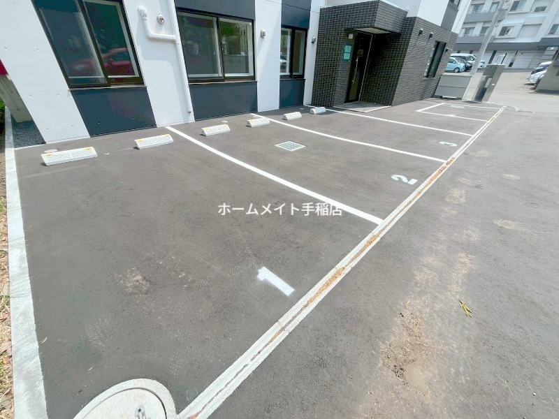 拡大写真:Applause Gateway(アプローズ ゲートウェイ) 3階301の駐車スペースでございます!