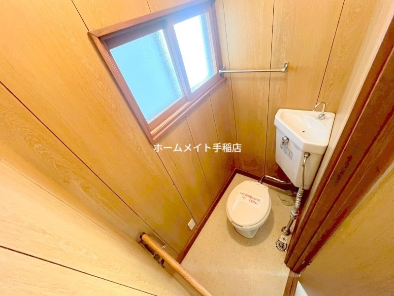 拡大写真:貸家F2号 1階1のトイレスペースでございます!