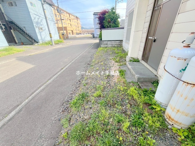 拡大写真:貸家F2号 1階1の駐車スペースでございます!