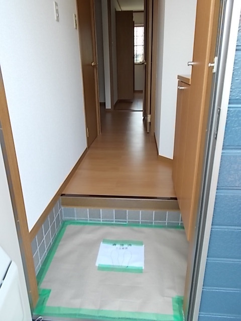 拡大写真:プリムローズB 1階101の玄関