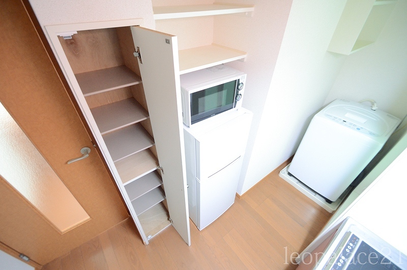 拡大写真：レオパレスＴＡＫＡＫＵＲＡ 3階K1の玄関