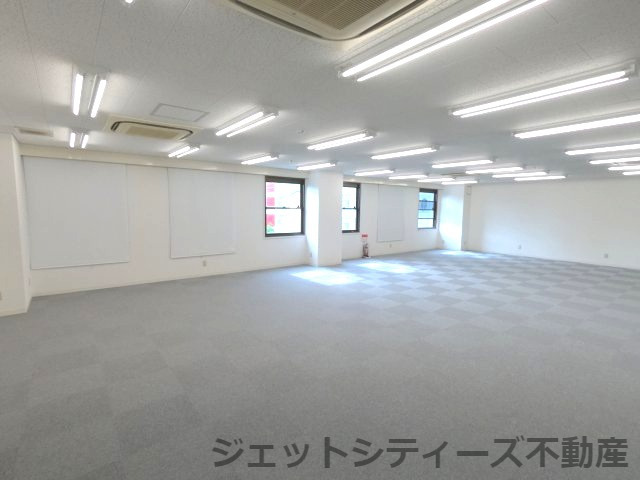拡大写真:大阪国際学院扇町ビル 9階の内装