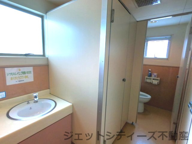 拡大写真:大阪国際学院扇町ビル 9階のトイレ
