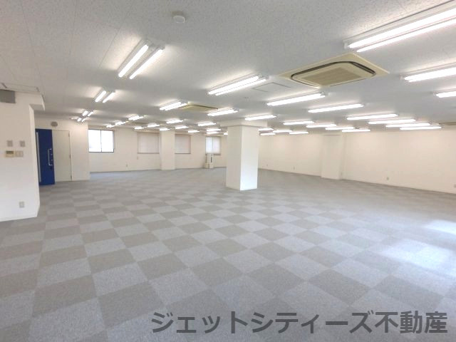 拡大写真:大阪国際学院扇町ビル 9階の内装
