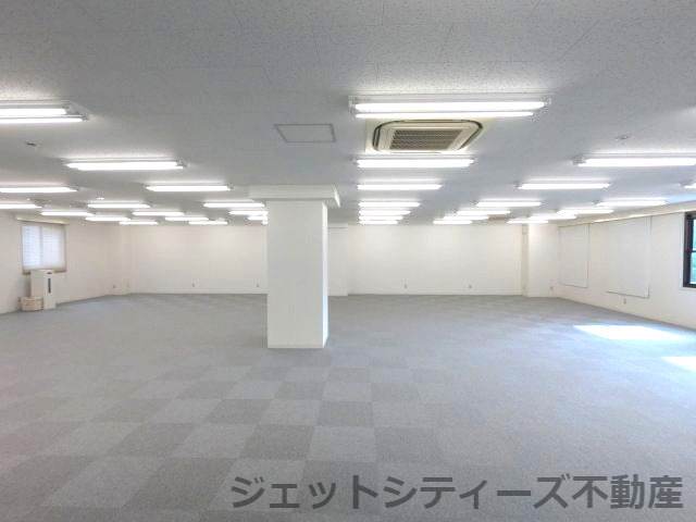 拡大写真:大阪国際学院扇町ビル 9階の内装