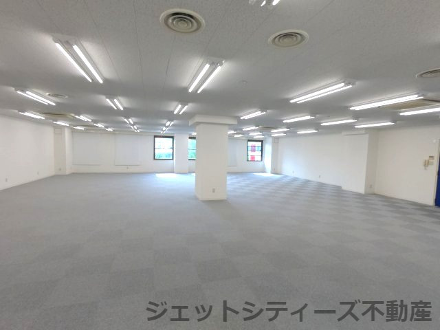 拡大写真:大阪国際学院扇町ビル 9階の内装