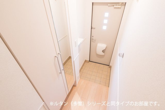 拡大写真：ボーリヴィエールⅢ 2階204の玄関