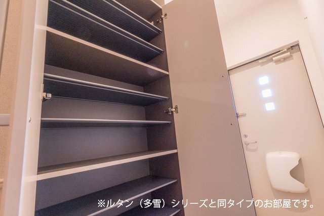 拡大写真：ボーリヴィエールⅢ 2階204の収納