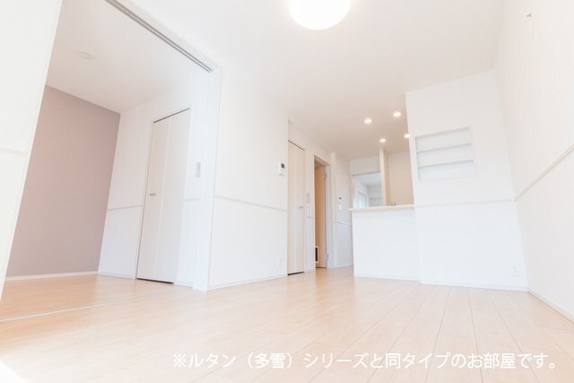 拡大写真：ボーリヴィエールⅢ 2階204の居間