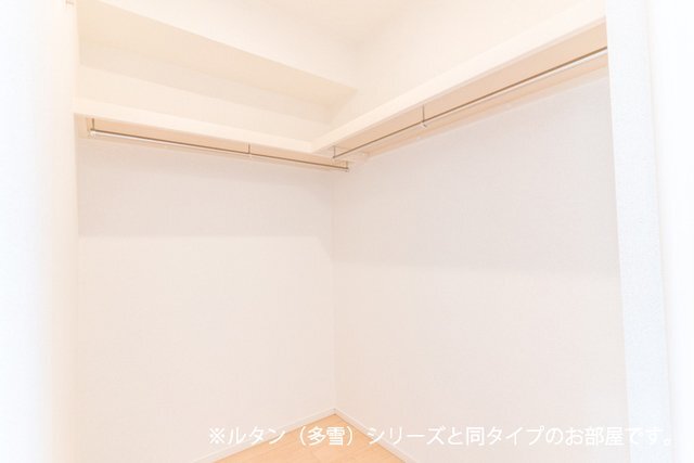拡大写真：ボーリヴィエールⅢ 2階204の収納