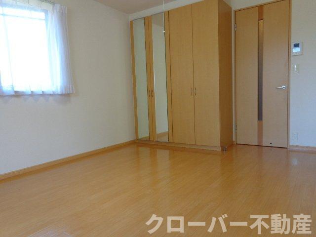 拡大写真:フェリス 1階107の洋室と出窓