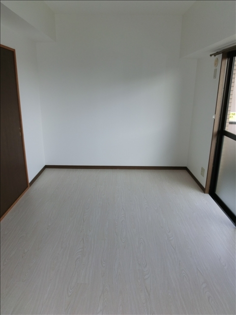 拡大写真:カオシンパレス 1階102の南側洋室です☆