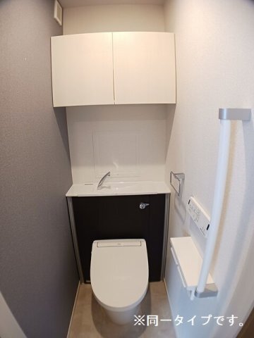 拡大写真:サニーコート伏見 2階201の落ち着いた色調のトイレです