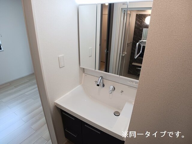 拡大写真:サニーコート伏見 2階201のコンパクトで使いやすい洗面所